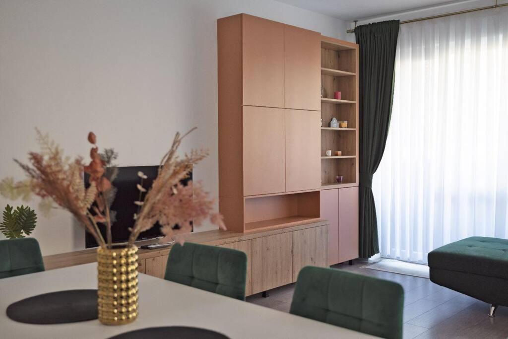 Eliza'S Apartment By Oasis Homes Oradea Bagian luar foto